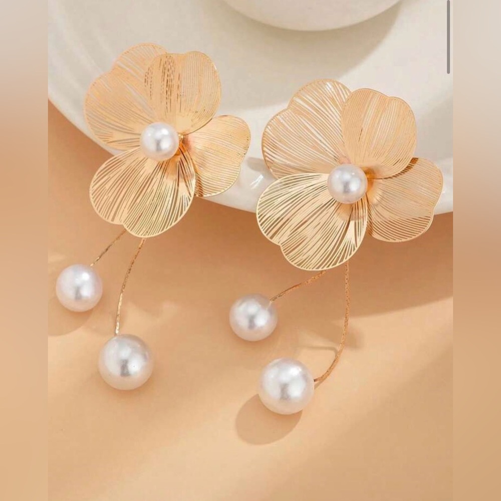 Elegant Gold Floral Pearl Earrings